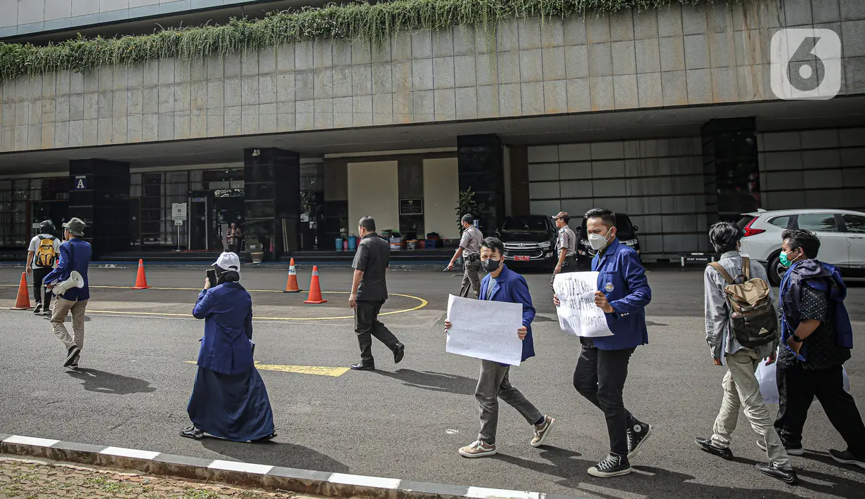 Sejumlah mahasiswa UNY berjalan dengan membawa kertas bertuliskan tuntutan saat akan menggelar aksi di depan Gedung Kemendikbud, Jakarta, Jumat (10/2/2023). Dengan memaksa masuk untuk melakukan aksi di dalam lingkungan Kemendikbud, mahasiswa UNY memberikan baju dansa sebagai bentuk protes terkait mahalnya biaya kuliah di Indonesia. (Liputan6.com/Faizal Fanani)