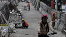 Pekerja menyelesaikan pembangunan proyek Jalan layang Ciledug-Tendean, Jakarta, (26/8). Kepala Seksi Dinas Bina Marga Jakarta Imam Adi mengatakan pembangunan Flyover Koridor 13 rute Ciledug-Tendean-Blok M sudah mencapai 80%. (Liputan6.com/Johan Tallo)