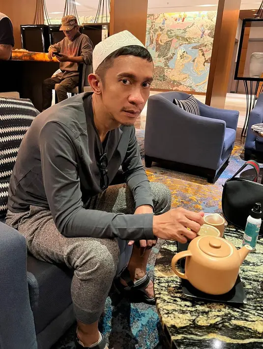 Pemeran yang juga komedian itu bahkan sempat dikira pemimpin pondok pesantren yang ada di Jawa Timur. Aming langsung membantahnya. "'Pak, bapak ini ya, saya kayak kenal bapak ya?', 'Ketemu di mana pak?', 'Di ponpes di Jatim', 'Hah? Di Jatim? Di ponpes? Oh, enggak pak, saya bukan pimpinan ponpes'," terang Aming. [Instagram/amingisback]