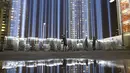 Pengunjung menikmati keindahan lampu sorot di World Trade Center (WTC) dipancarkan ke langit kota New York, AS, (9/9/2015). Acara dinamakan Tribute in Light memperingati 14 tahun tragedi terorisme 11 September di Amerika Serikat. (REUTERS/Andrew Kelly)