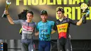 Pembalap sepeda Astana Qazaqstan, Mark Cavendish (tengah) berfoto bersama dengan Jasper Philipsen (kiri) dan Arnaud De Lie saat memenangkan Tour de France Criterium di Singapura pada Minggu, 10 November 2024. (AFP/Roslan Rahman)