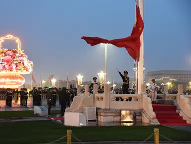 Upacara pengibaran bendera untuk merayakan 71 tahun berdirinya Republik Rakyat China digelar di Lapangan Tian'anmen, Beijing, China, 1 Oktober 2020. (Xinhua/Ren Chao)