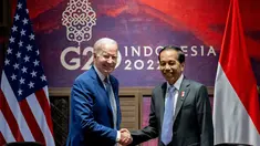 Presiden Joko Widodo bersalaman dengan Presiden Amerika Serikat (AS) Joe Biden saat mengadakan pertemuan bilateral di Nusa Dua, Bali (14/11/2022). Pertemuan digelar menjelang Konferensi Tingkat Tinggi (KTT) G20. (AFP/Saul Loeb)