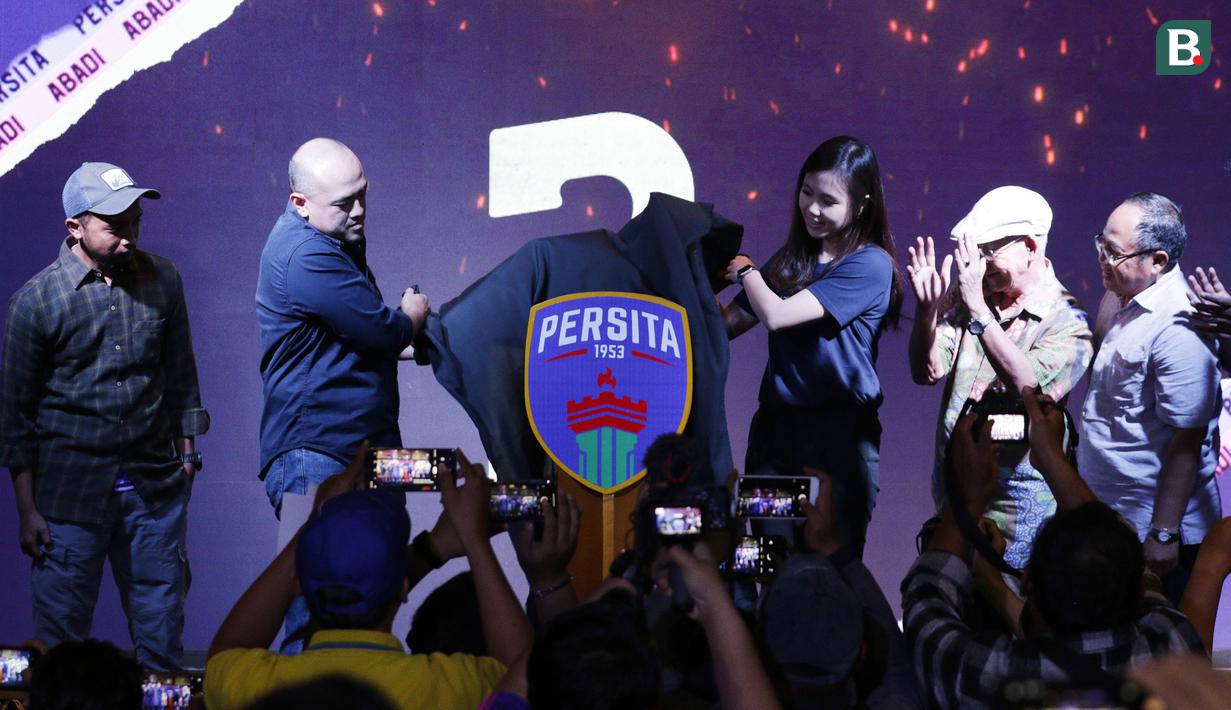 Presiden Klub Persita, Ahmed Rully, bersama para legenda memperkenalkan logo baru di Gading Serpong, Tangerang, Rabu, (26/2/2020). Jelang bergulirnya Shopee Liga 1 2020 Tim berjuluk Pendekar Cisadane ini memperkenalkan tim, jersey hingga logo baru. (Bola.