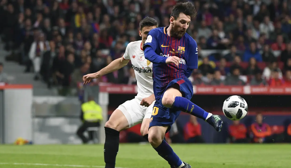 Striker Barcelona, Lionel Messi, mengontrol bola saat melawan Sevilla pada laga final Copa del Rey di stadion Wanda Metropolitano, Madrid, Minggu (22/4/2018). Barcelona menang 5-0 atas Sevilla. (AFP/Pierre-Philippe Marcou)