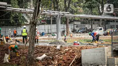 Sejumlah pekerja melakukan revitalisasi Taman Tebet menjadi Tebet Eco Garden di Tebet, Jakarta Selatan, Kamis (14/10/2021). Pembangunan taman seluas tujuh hektare tersebut ditargetkan selesai pada Desember tahun ini. (Liputan6.com/Faizal Fanani)