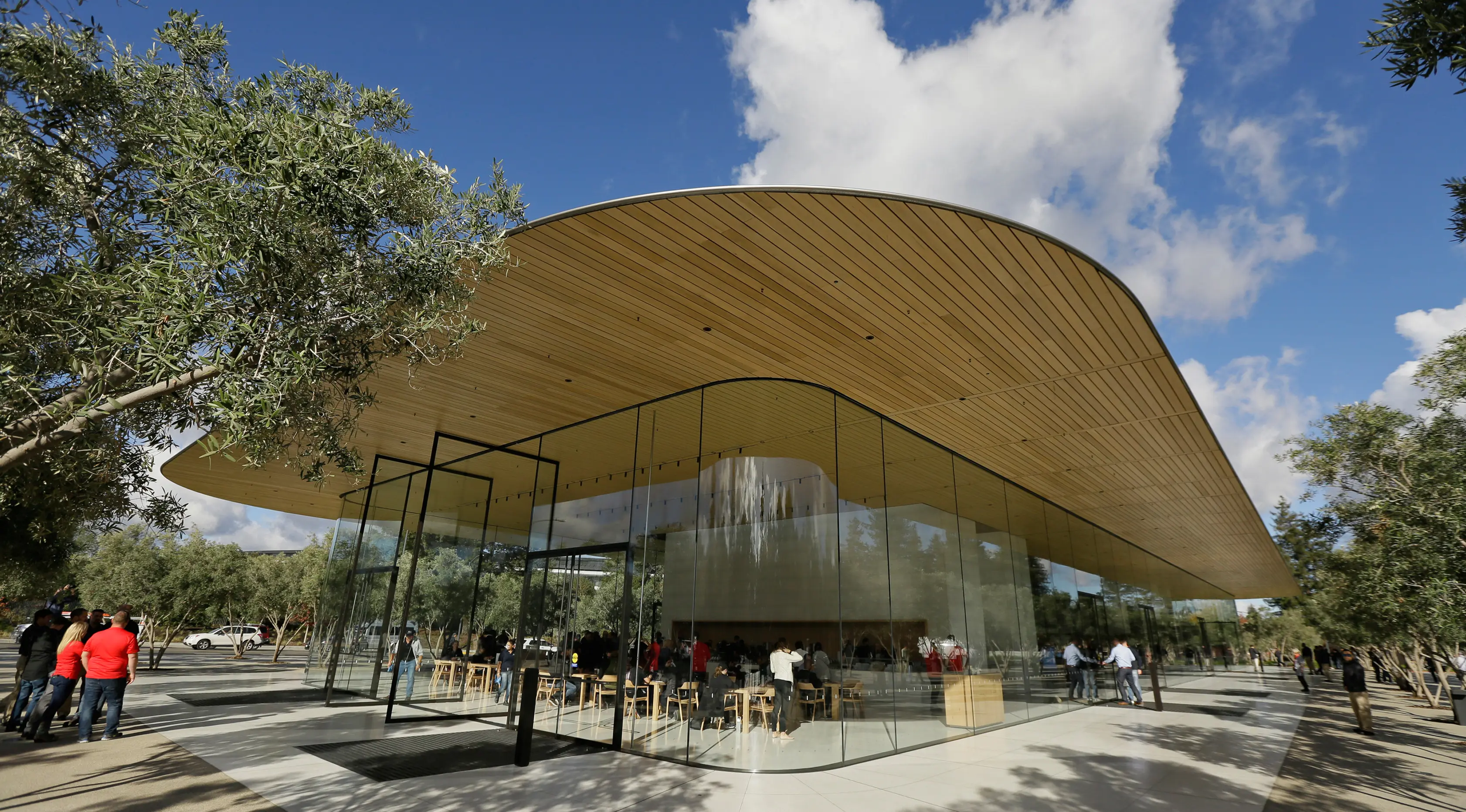 Fasilitas Visitor Center di kawasan Apple Park yang resmi dibuka untuk umum di Cupertino, California, Jumat (17/11). Visitor Center dilengkapi dengan atap yang terbuat dari bahan serat fiber kantilever sehingga membuatnya tampak melayang (AP/Eric Risberg)