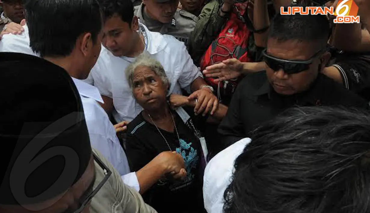  Ekspresi nenek yang terlihat serius saat berbincang dengan Jokowi. Pria yang masih menjabat Gubernur DKI Jakarta ini beberapa kali meladeni warga yang ingin berjabat tangan dan berbincang sejenak (Liputan6.com/Herman Zakharia)