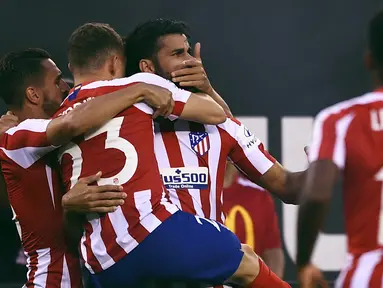 Penyerang Atletico Madrid, Diego Costa (ketiga kiri) berselebrasi dengan rekannya usai mencetak gol ke gawang Real Madrid pada laga International Champions Cup 2019 di Arena Stadium Metlife, New Jersey (27/7/2019). Costa mencetak hattrick di pertanding ini. (AFP Photo/Johannes Eisele)