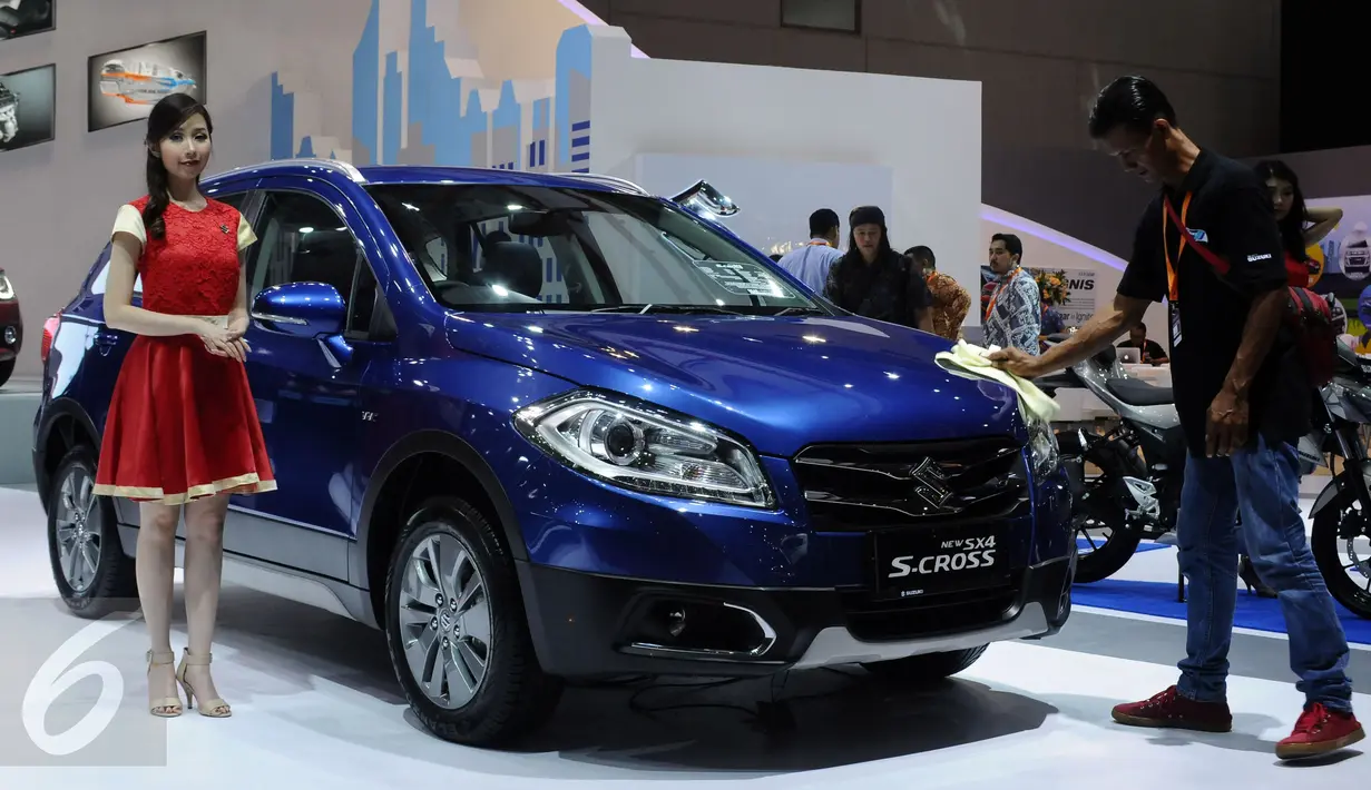 Model berdiri disisi salah satu merek mobil yang dipamerkan di Indonesia Internasional Motor Show (IIMS) 2017, Jakarta, Kamis (27/4). 30 merek kendaraan roda dua maupun roda tiga dipamerkan hingga 7 Mei mendatang. (Liputan6.com/Helmi Fithriansyah)