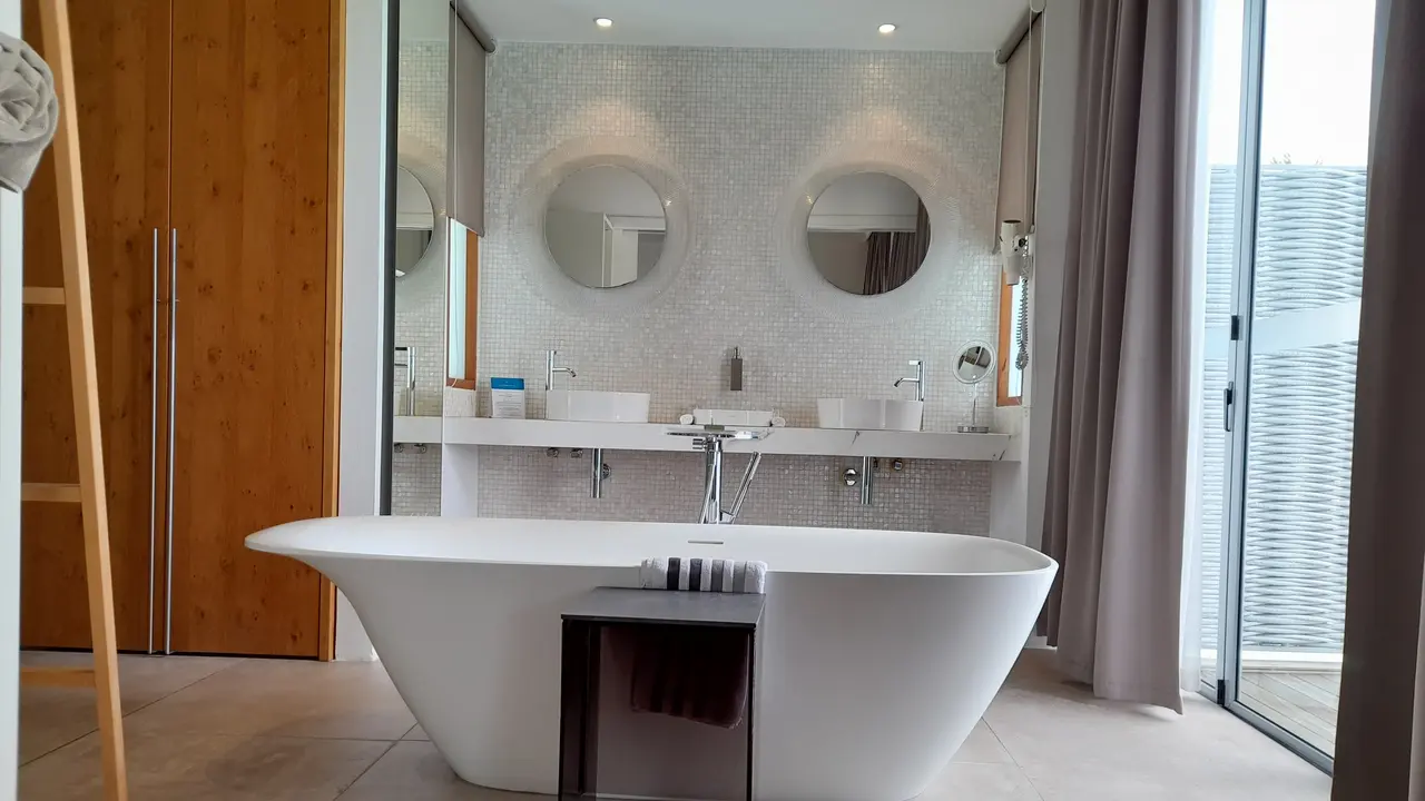 Inspirasi Interior Kamar Mandi Terbuka ala Resor, Serasa Dekat dengan Alam