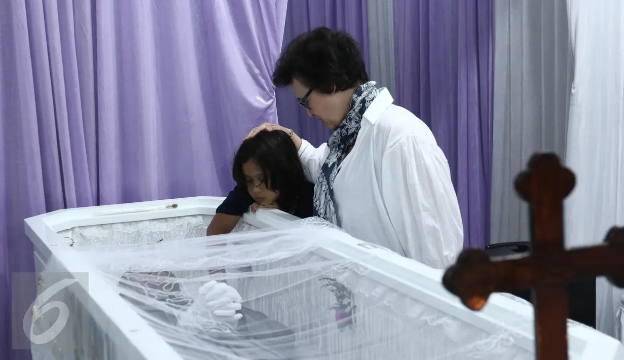 Kerabat dan keluarga saat berada dekat jenazah Bartje Van Houten disemayamkan di rumah duka RS ST. Carolus, Jakarta, Jumat (5/5). Musisi Bartje Van Houten yang merupakan gitaris  band D'Lloyd tutup usia di umur 67 tahun. (Liputan6.com/Herman Zakharia)