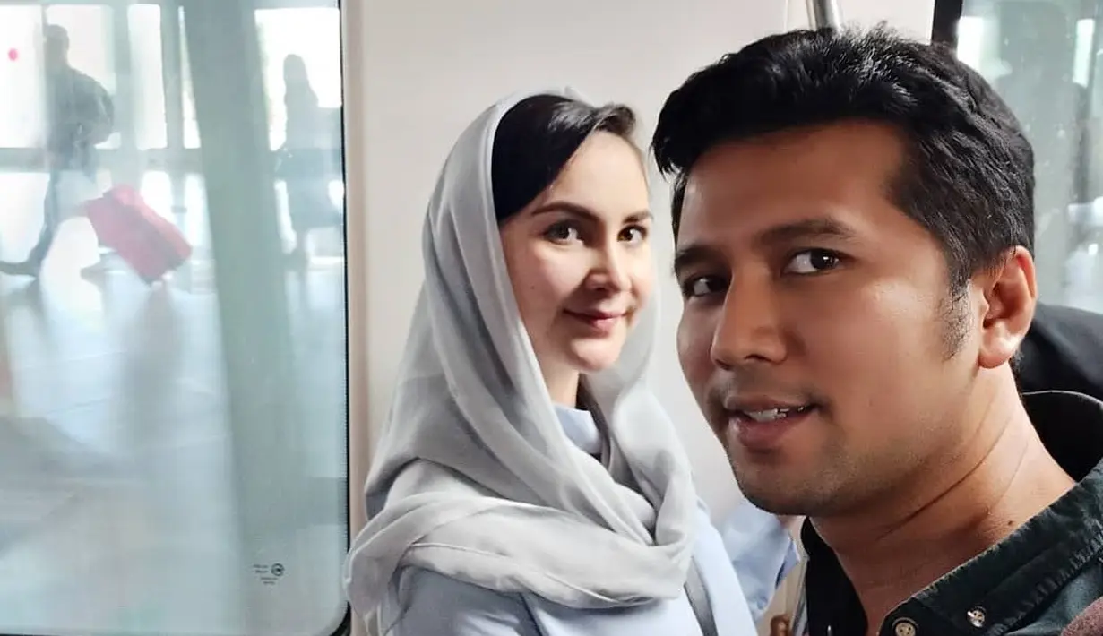 Meski sederhana, Arumi Bachsin selalu tampil anggun saat mendampingi sang suami. Padu padan baju dan kerudung senada juga kerap menjadi andalan Arumi. (Liputan6.com/IG/@emildardak)