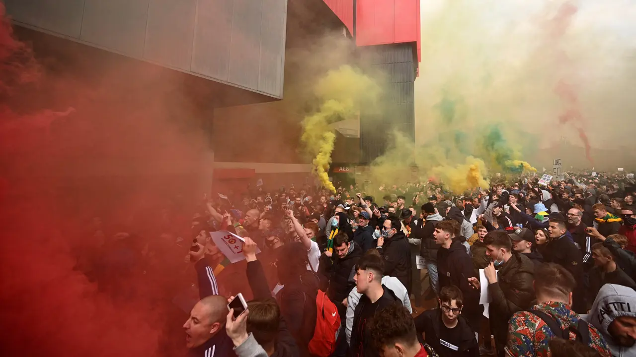 FOTO: Jelang Laga Krusial Melawan Liverpool, Fans Garis Keras Manchester United Geruduk Old Trafford