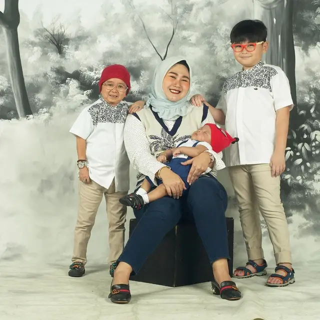 7 Potret Kebersamaan Daus Mini dan Kedua Anaknya, Kompak Banget
