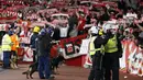 Petugas keamanan mengawasi suporter FC Cologne saat tandang ke kandang Arsenal pada laga Liga Europa di Stadion Emirates, London, Rabu (14/9/2017). Arsenal menang 3-1 atas Cologne. (AP/Kirsty Wigglesworth)