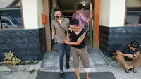Perampok yang menyamar jadi PSK setelah ditembak personel Polresta Pekanbaru. (Liputan6.com/M Syukur)