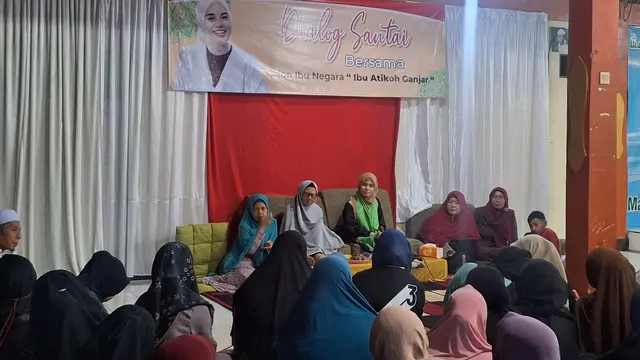 Atikoh Ganjar Dialog Bareng Santri di Serang Banten
