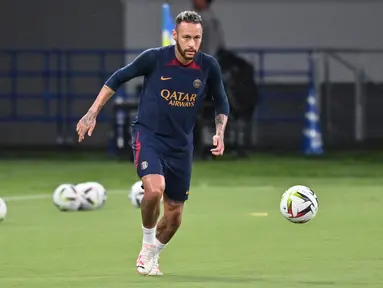 Penyerang Paris Saint-Germain (PSG), Neymar mengambil bagian dalam sesi latihan di Stadion Nasional di Tokyo pada 31 Juli 2023. (AFP/Richard A. Brooks)