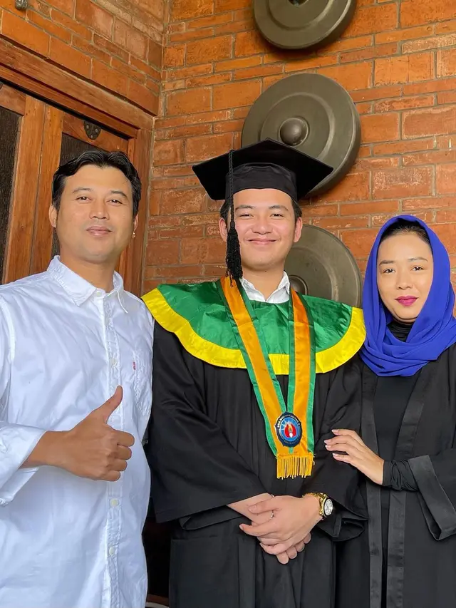 6 Potret Soimah Rayakan Kelulusan Aksa Uyun dari Bangku SMA, Tampil Sederhana