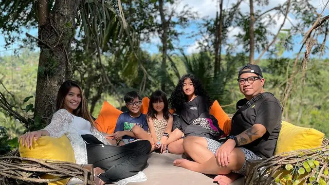 Potret Kompak Sheila Marcia dan Dimas Putra Asuh Anak, Kini Hamil Lagi