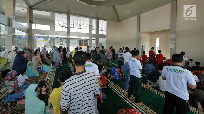 Pemudik salat di masjid Rest Area Km 228A Tol Kanci-Pejagan, Cirebon, Jawa Barat, Sabtu (1/6/2019). Rest area ini memiliki 308 toilet dan fasilitas lainnya seperti masjid, rumah makan, dan lain-lainnya. (Liputan6.com/Herman Zakharia)