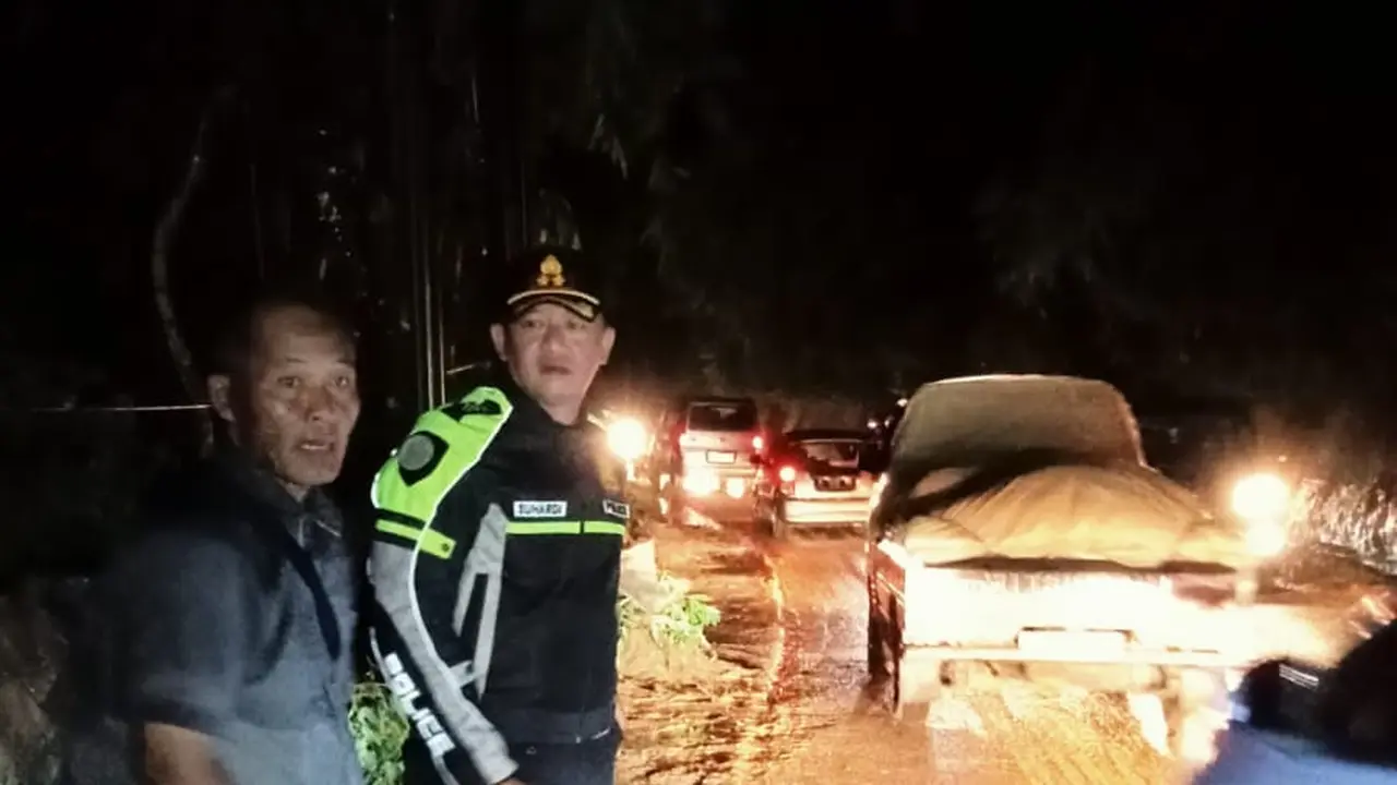 Kapolres Tasikmalaya AKBP Suhardi Hery Haryanto terjun langsung mengevakuasi dan mengamankan jalur mudik memastikan, jalan penghubung dua kabupaten itu kini sudah bisa dilalui pemudik 2023 dari dua arah. (Liputan6.com/Jayadi Supriadin)