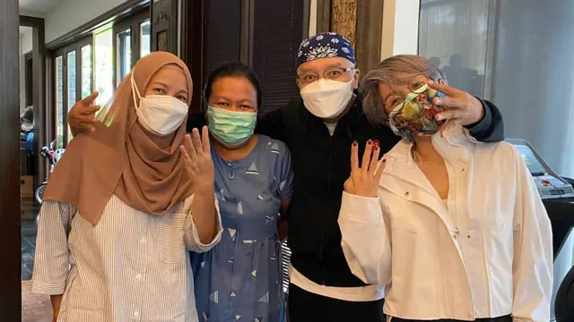 Setia Menemani, Ini 7 Potret Ari Lasso dan Kakak Sulungnya yang Seorang Muslim