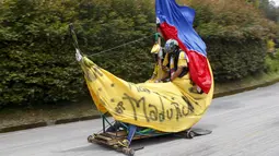 Seorang peserta menghiasi kendaraanya menyerupai buah pisang saat mengikuti festival Roller Cart ke-26 di Medellin ,Kolombia, Senin (6/9/2015).Ini merupakan acara tahunan yang diselenggarakan warga Kolombia. (REUTERS/Fredy Builes)