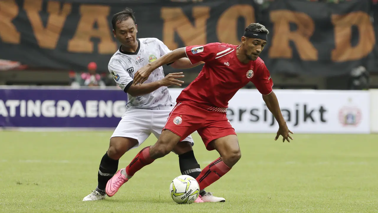 Gelandang Persija Jakarta, Bruno Matos, mengontrol bola saat melawan TIRA Persikabo. (Bola.com/Yoppy Renato)