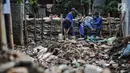 Petugas Suku Dinas SDA Jakarta Selatan membangun turap permanen di lokasi tanggul jebol di Kelurahan Jatipadang, Jakarta, Rabu (16/1). Jebolnya tanggul sempat menyebabkan permukiman warga tergenang air setinggi 30-50 cm. (Liputan6.com/Faizal Fanani)