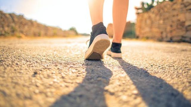 Ilustrasi berjalan kaki, cara atasi perut kembung