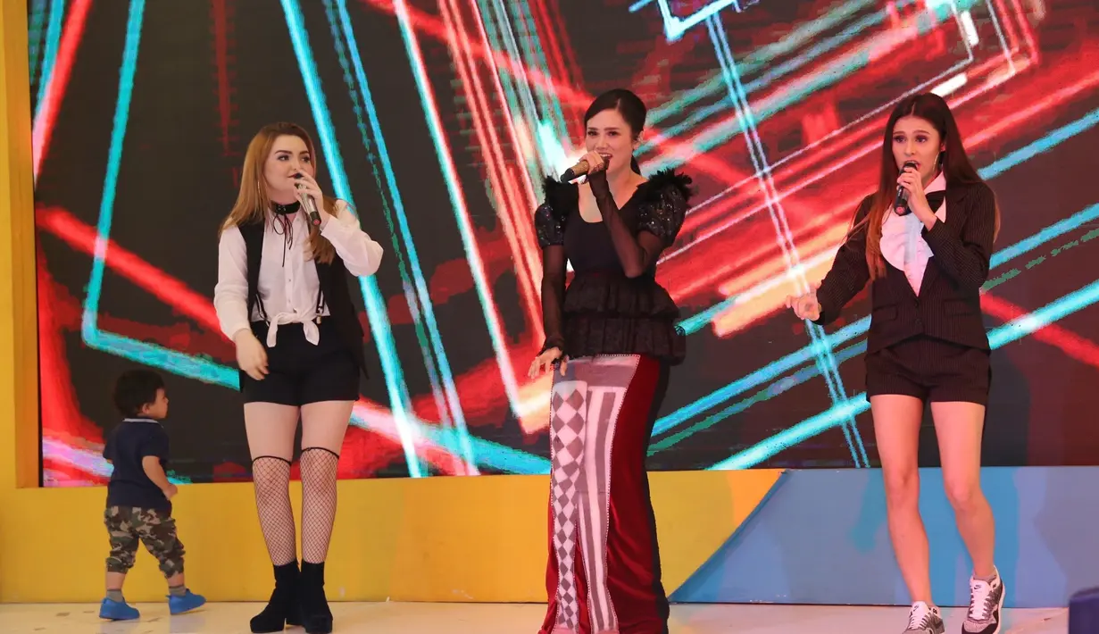 "Kalau aku sih justru harus seperti itu (profesional). Karena kita sama-sama kerja, kan, melibatkan banyak orang. Masa iya gratis," terang Mulan Jameela. (Nurwahyunan/Bintang.com)