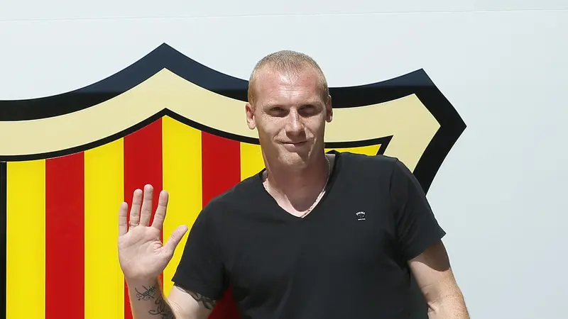 Ditinggal Carles Puyol, Barcelona Datangkan Jeremy Mathieu