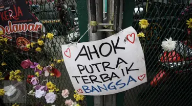 Poster bertuliskan dukungan untuk Basuki Tjahaja Purnama (Ahok) terpasang di pagar halaman Rutan Cipinang, Jakarta, Rabu (10/5). Poster dan karangan bunga terus berdatangan, meski Ahok sudah dipindahkan ke Rutan Mako Brimob. (Liputan6.com/Faizal Fanani)