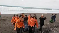 Evakuasi korban pantai selatan Kebumen, Jawa Tengah. (Liputan6.com/Basarnas/Muhamad Ridlo)