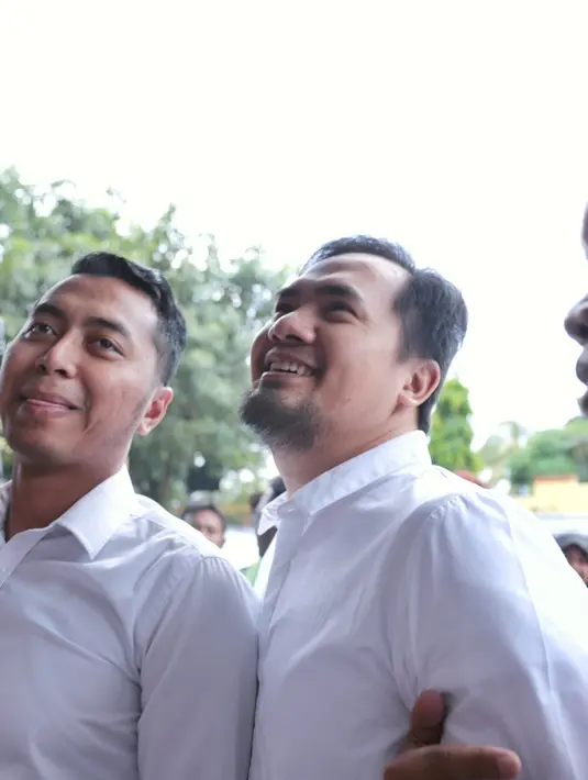 "Alhamdulillah putihan. Iya nih, turun berat badannya jadi 87 kilogram. Tapi alhamdulillah sehat-sehat saja," ungkap Saipul Jamil di Kejaksaan Negeri Jakarta Utara, Senin (4/4/2016).