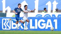 Pemain Persib Bandung, Rezaldi Hehanusa berebut bola dengan pemain Persik Kediri, Muhammad Khanafi, pada laga BRI Liga 1 2022/2023 di Stadion Pakansari, Bogor, Rabu (8/3/2023). (Bola.com/M Iqbal Ichsan)