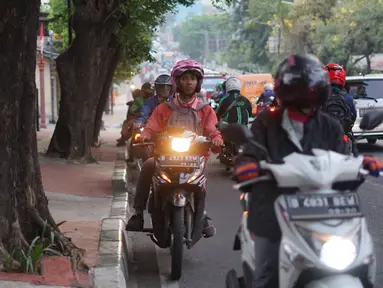 Sejumlah kendaraan roda dua melawan arus di Jalan TB Simatupang, Pasar Rebo, Jakarta, Rabu (16/10/2019). Selain melanggar hukum, perilaku buruk pemotor untuk menghindari macet tersebut juga mengganggu kenyamanan pengguna jalan lain. (Liputan6.com/Immanuel Antonius)