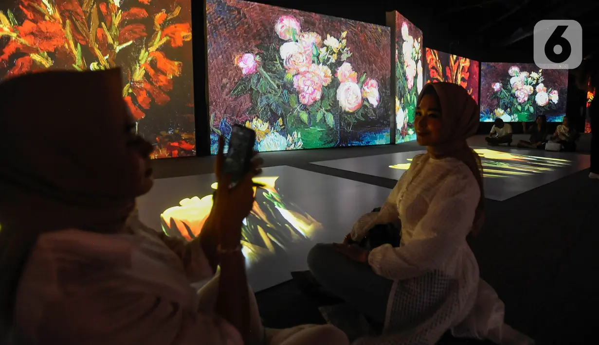 Pameran itu juga menyertakan panel-panel informasi, video, dan elemen interaktif lainnya untuk memberikan konteks, informasi latar belakang tentang kehidupan serta perkembangan seni Van Gogh. (merdeka.com/Arie Basuki)