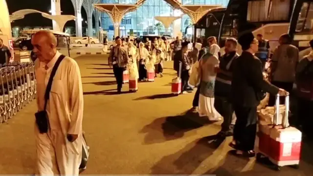Kedatangan jemaah haji kuota tambahan yang tergabung dalam Kloter SOC-99 di Bandara Madinah.