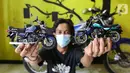 Pengrajin Wawang Kurniawan, menunjukkan dua miniatur motor RX-King dan GL-Pro di Kampung Dukuh, Serua, Tangerang Selatan, Sabtu (17/10/2020). Miniatur motor yang terbuat dari barang bekas paralon, kaleng minuman mulai digeluti sejak tahun 2018. (Liputan6.com/Fery Pradolo)