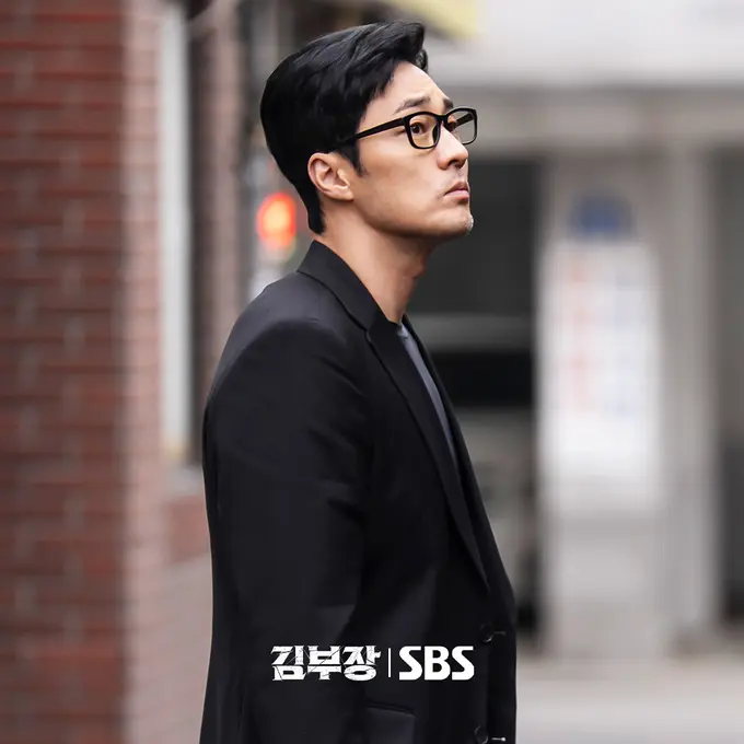 So Ji Sub di drakor Agent Kim Reactivated. (SBS via Soompi)