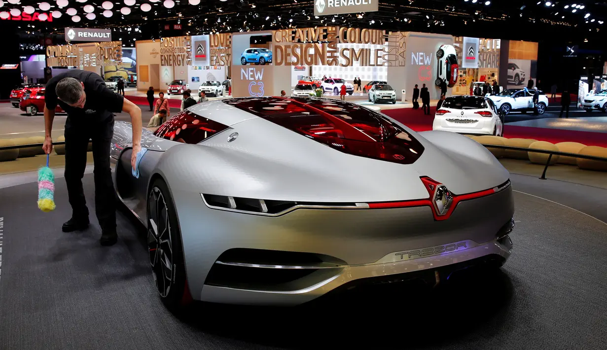 Renault Trezor saat dipamerkan dalam ajang Paris Auto Show 2016 di Paris, Perancis, Jumat (30/9). Renault Trezor menjadi mobil pertama Renault yang memiliki konsep futuristik, inovatif dan visual. (REUTERS/Jacky Naegelen)