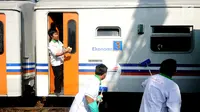 Sejumlah anggota komunitas pecinta kereta api melakukan bersih bersih gerbong di Stasiun Senen, Jakarta, Jumat (9/6). PT KAI melakukan perawatan gerbong kereta api yang akan digunakan untuk mudik Lebaran 1438 H. (Liputan6.com/Helmi Fithriansyah)