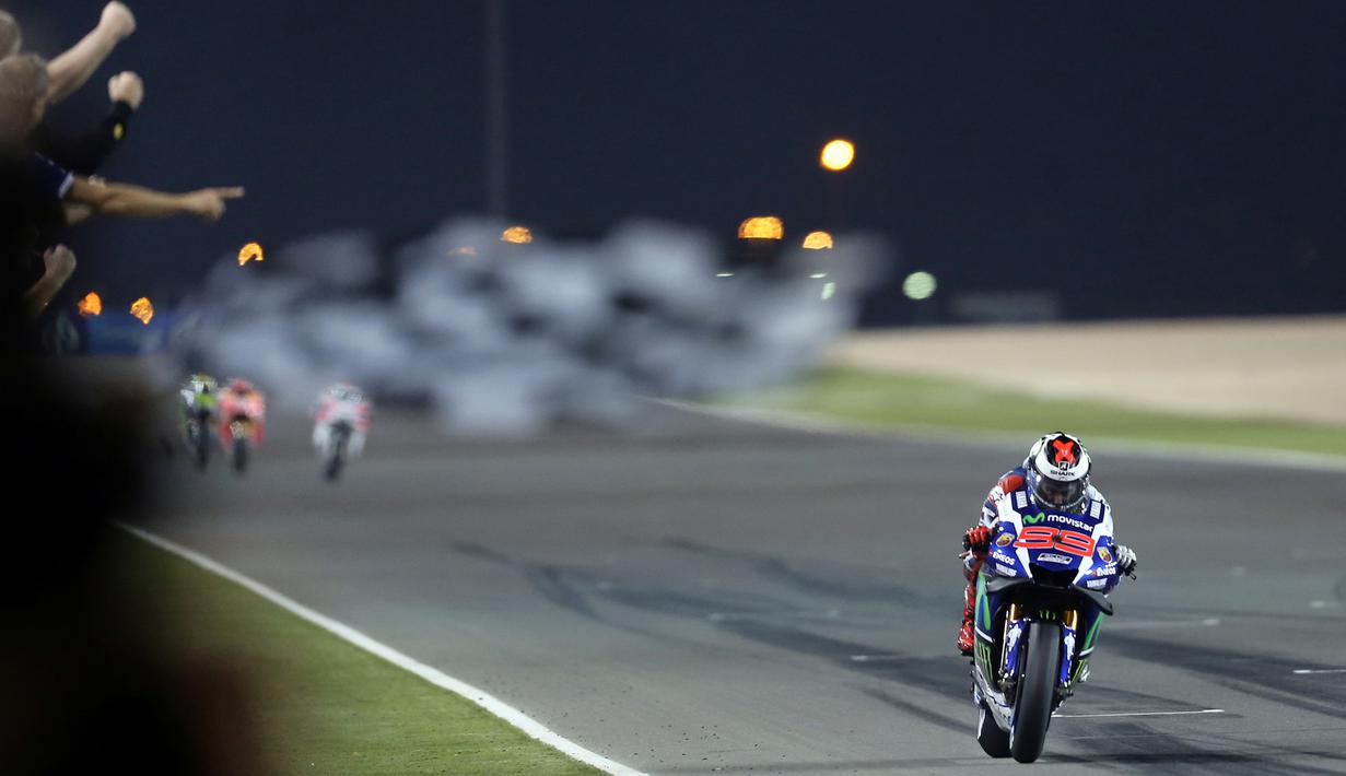 Pebalap Movistar Yamaha, Jorge Lorenzo, finis pertama pada balapan MotoGP Qatar di Sirkuit Losail, Senin (21/3/2016) dini hari WIB. (AFP/Karim Jaafar)