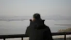 Seorang pengunjung menggunakan teropong untuk melihat sisi Korea Utara dari observatorium unifikasi, di Paju, Korea Selatan, Selasa, 21 November 2023. (AP Photo/Lee Jin-man)