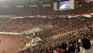 Suporter Timnas Indonesia mengumandangkan lagu Gebyar-Gebyar dan Indonesia Pusaka pasca kemenangan atas Filipina di SUGBK pada Selasa (11/6/2024). (Liputan6.com/Melinda Indrasari)