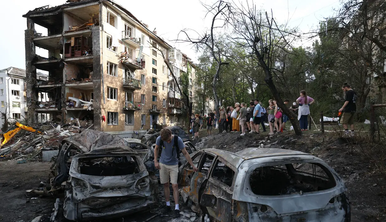 Serangan rudal Rusia juga merusak hampir 100 bangunan, termasuk beberapa sekolah dan rumah sakit bersalin. (Anatolii STEPANOV/AFP)