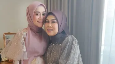 Sukartini atau akrab dikenal dengan panggilan Mama Redi merupakan ibunda dari Lesti Kejora. Mama Redi selalu berada di samping Lesti dan menjadi saksi naiknya pamor ibu dari baby L di dunia hiburan Tanah Air. Sosok Mama Redi selalu perhatian ke semua anak-anaknya, termasuk Lesti. (Liputan6.com/IG/@mamah_kejora)